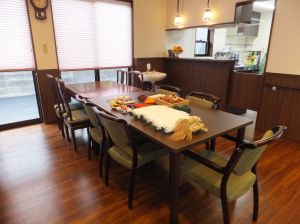 グループホーム あずま野施設のモダン和風な食堂 グループホーム あずま野施設のモダン和風な食堂