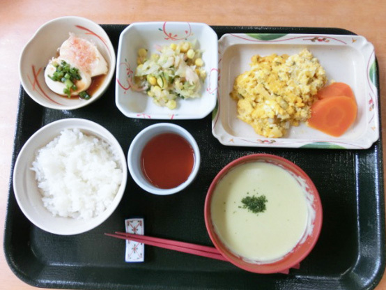 温かい食事の提供をしています