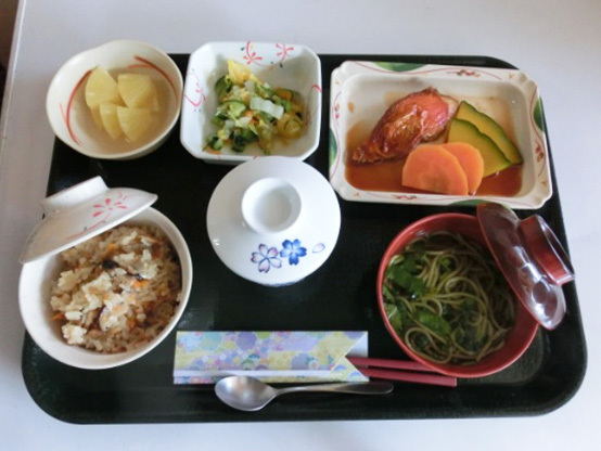 温かい食事の提供をしています